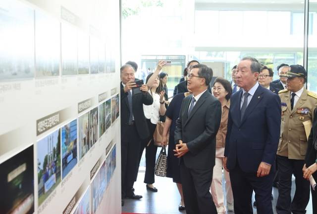 ▲23일 도담소에서 열린 경기도 보훈단체장 오찬간담회에서 김동연 경기도지사와 도내 13개 보훈단체 경기도지부장 등이 보훈단체 활동사진을 관람하고 있다. ⓒ경기도