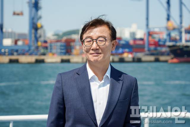 ▲전재수 더불어민주당 의원이 5월 30일 부산항 인근 해상에서 <프레시안>과 단독 인터뷰를 가졌다.ⓒ프레시안(강지원)