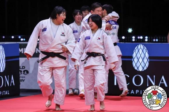 김하윤(앞줄 왼쪽)과 허미미(오른쪽) 등 한국 유도 대표팀 선수들이 21일(한국시간) 헝가리 부다페스트에서 열린 국제유도연맹(IJF) 세계선수권대회 혼성 단체전 준결승에서 독일을 꺾고 결승 진출을 확정한 직후 기뻐하고 있다. 국제유도연맹(IJF) 제공