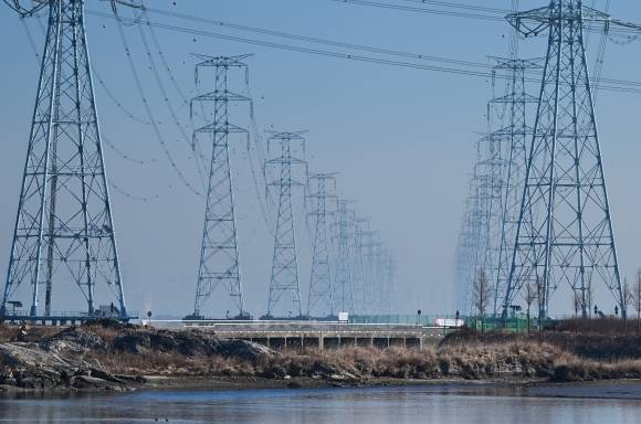 세계 최대 규모라는 송전탑이 시화호 너머로 이어져 있다. 손원천 기자