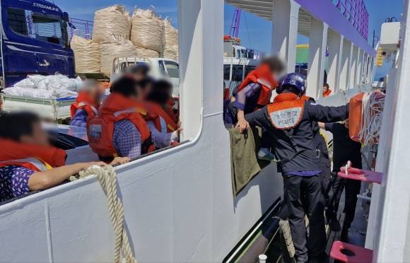 23일 목포해경이 신안군 장산도 인근 해상에서 표류중인 여객선 승선원들을 해양 경비정에 옮겨 태우고 있다. (목포해경 제공)