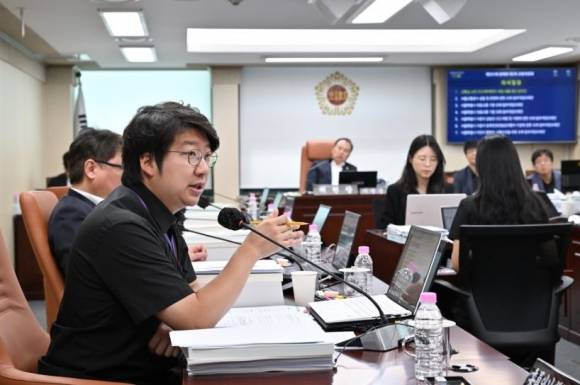 교통위원회 회의 당시 문성호 서울시의원. 내용과는 무관