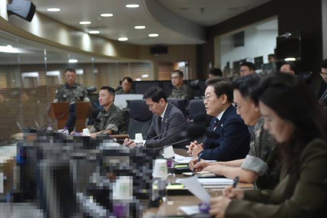 이재명(오른쪽 세번째) 대통령이 취임 첫날인 6월 4일 오후 서울 용산 국방부·합참 청사를 처음 찾아 합참 작전통제실에서 김선호 국방부 장관 직무대행과 김명수 합참의장으로부터 군사대비태세 상황 보고를 받고 있다. 사진 제공=국방부