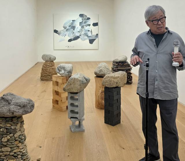 이강소 작가가 자신의 작품 '팔진도' 앞에서 전시에 대해 설명하고 있다 /김경미 기자