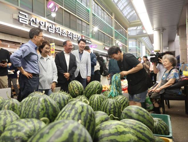 정부가 국비 지원으로 지역화폐의 할인율을 대폭 높인 만큼 할인혜택이 전통시장과 골목상권으로 흘러 들어가야 한다는 목소리가 힘을 얻고 있다. 연합뉴스