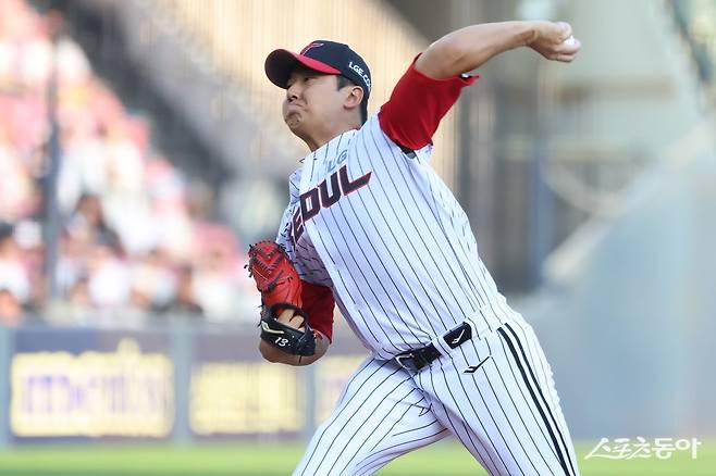 LG 송승기가 22일 잠실구장에서 열린 두산과 홈경기에 선발등판해 역투하고 있다. 사진제공|LG 트윈스