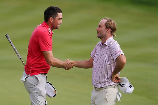 러셀 헨리(오른쪽)가 23일 PGA 투어 트래블러스 챔피언십 최종 라운드 마지막 홀에서 한 타 차 공동 2위로 대회를 마친 뒤 우승자인 키건 브래들리와 악수하고 있다. 게티이미지코리아