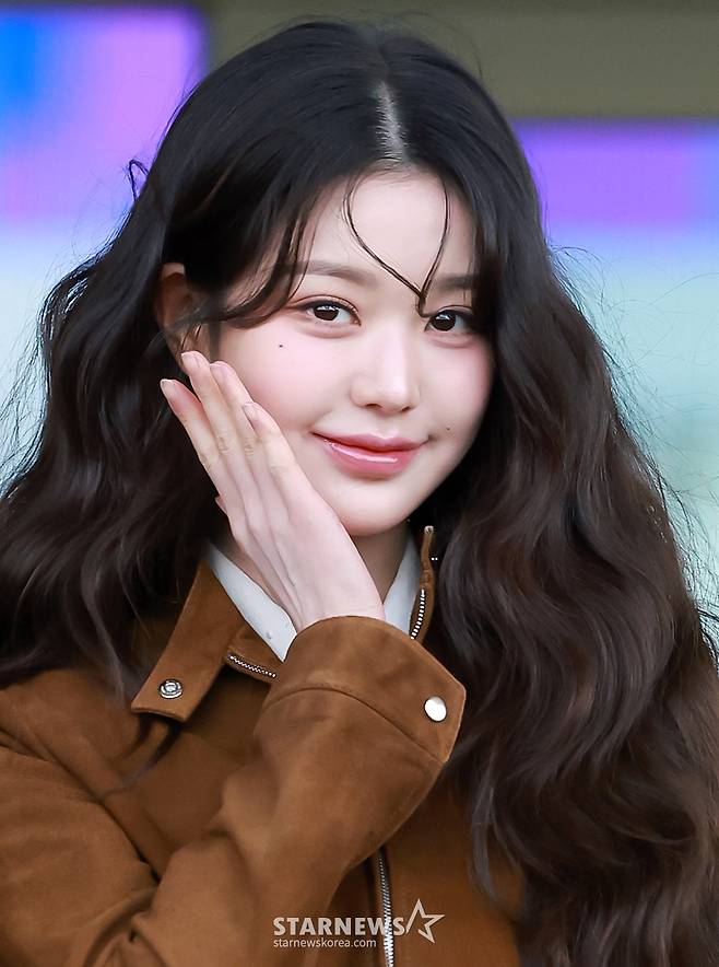 (인천공항=뉴스1) 김진환 기자 = 아이브 장원영이 10일 오전 패션쇼 참석 차 인천국제공항 제2터미널을 통해 프랑스 파리로 출국에 앞서 포즈를 취하고 있다. 2025.3.10/뉴스1 Copyright (C) 뉴스1. All rights reserved. 무단 전재 및 재배포, AI학습 이용 금지. /사진=(인천공항=뉴스1) 김진환 기자