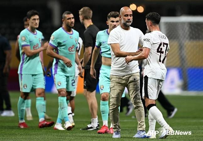 경기 후 인사하는 알 아인-맨시티 선수들. /AFPBBNews=뉴스1