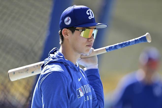 최근 2경기 LA 다저스의 선발 명단에 이름을 올리지 못했던 김혜성이 상대 우완 선발투수를 맞아 다시 선발 출전 기회를 얻었다. 지난 20일까지 3경기 연속 안타를 때려내고도 좌완 선발 맥켄지 고어를 맞아 선발 명단에서 제외됐던 김혜성은 21일 우투수 제이크 어빈을 상대로도 선발 명단에 이름을 올리지 못해 의구심을 자아냈다. 연합뉴스