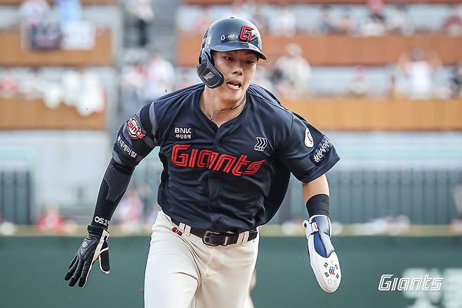 롯데 자이언츠 고승민이 올해 정규시즌 경기에 출전해 전력 질주하고 있다. 롯데 자이언츠