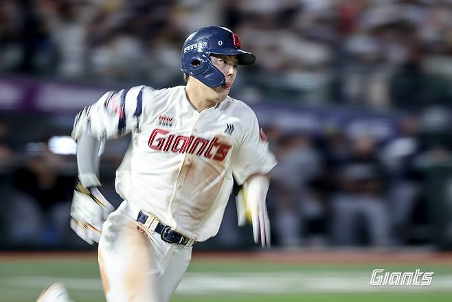 롯데 자이언츠 고승민이 올해 정규시즌 경기에 출전해 안타를 친 뒤 1루로 달려 나가고 있다. 롯데 자이언츠