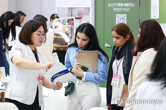코스모뷰티서울 찾은 외국인 바이어 (서울=연합뉴스) 진연수 기자 = 28일 서울 강남구 코엑스에서 열린 2025 서울국제화장품미용산업박람회(코스모뷰티서울) 및 국제건강산업박람회를 찾은 외국인 바이어들이 상담을 하고 있다. 2025.5.28 jin90@yna.co.kr