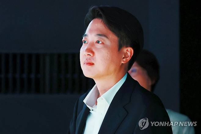 메타버스 엑스포 찾은 이준석 (서울=연합뉴스) 진연수 기자 = 18일 서울 강남구 코엑스에서 열린 2025 메타버스 엑스포에서 개혁신당 이준석 의원이 부스를 둘러보고 있다. 2025.6.18 jin90@yna.co.kr