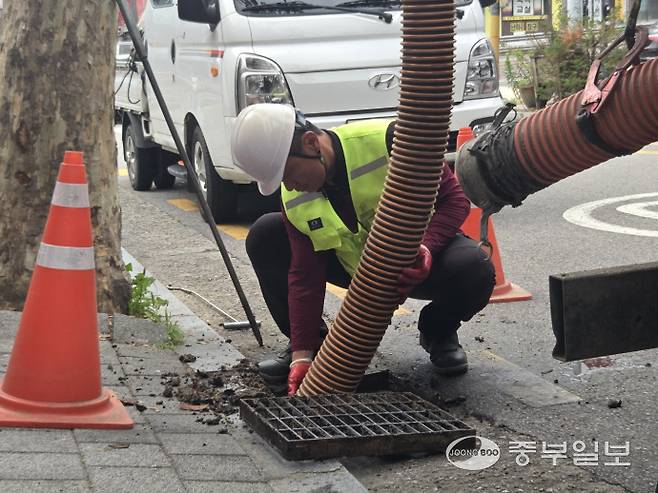 24일 오전 10시께 수원시 매탄동 일대에서 작업자가 준설장비를 동원해 빗물받이와 배수관 내부의 오물을 제거하고 있다. 최진규 기자