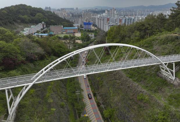 광주시 남구 봉선동 제석산 일대에 설치된 구름다리 전경. <광주일보 자료 사진>