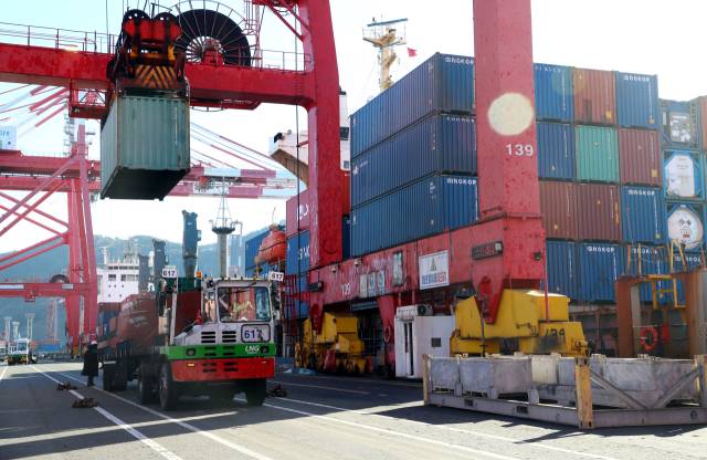부산항 감만부두에서 중국산 요소 하역 작업이 진행되는 모습. 부산일보DB