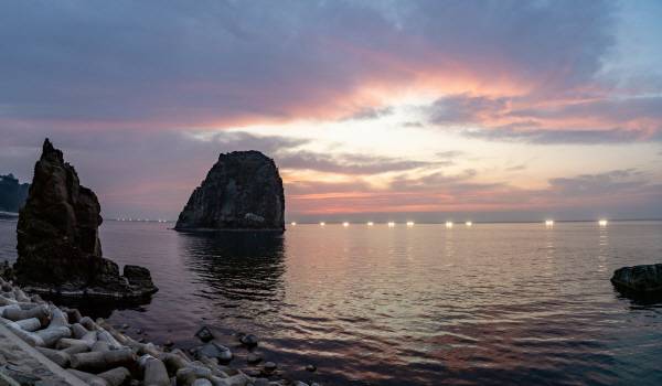 해 질 무렵 출항한 어선들은 밤새 불빛을 밝히며 조업을 하고 있다. 울릉군