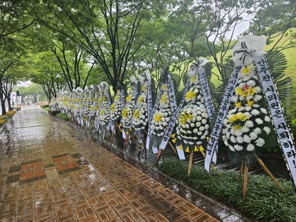 전국시군구공무원노동조합에서 보내온 근조화환이 구미시청 정문앞에 줄지어 서있다. 이봉한기자.