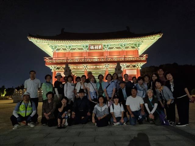 신라왕경복원정비사업으로 복원된 월정교에서 기념촬영하는 대구일보 삼국유사기행단. 전인섭 문화해설사 제공