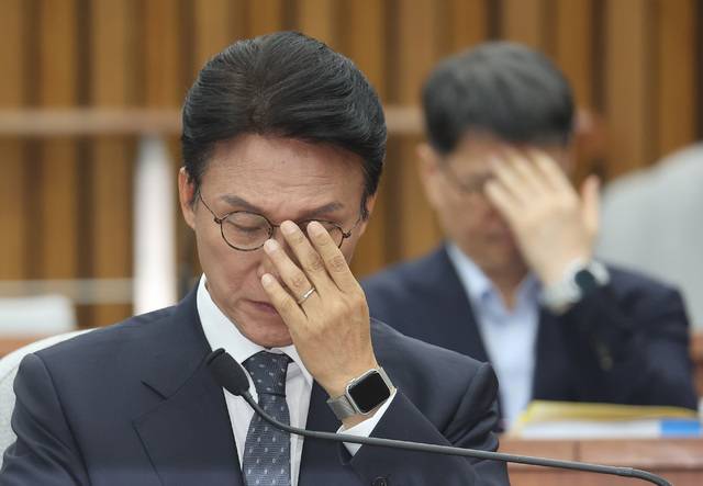 김민석 국무총리 후보자가 24일 서울 여의도 국회에서 열린 인사청문회에 출석해 안경을 고쳐쓰고 있다. 연합뉴스