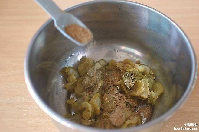 오이지에 설탕을 넣는 모습