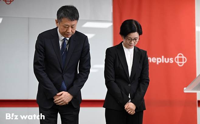 조주연 홈플러스 공동대표(오른쪽)와 김광일 공동대표(MBK 부회장)가 3월 14일 오전 서울 강서구 홈플러스 본사에서 열린 기자간담회에서 허리숙여 인사하고 있다./사진=이명근 기자 qwe123@