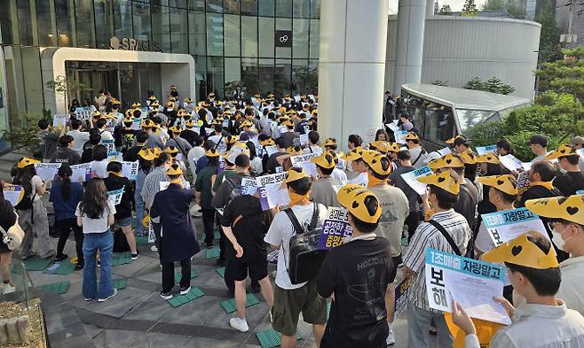 지난 18일 서울 강남구 서울지사 사옥 앞에서 넥슨 자회사 네오플 노동조합 조합원들이 집결해 있다. (사진=연합뉴스)
