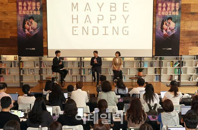 박천휴 작가가 24일 서울 중구 명동 커뮤니티하우스 마실에서 진행된 뮤지컬 ‘어쩌면 해피엔딩’ 기자간담회에서 발언을 하고 있다.(사진=방인권 기자)