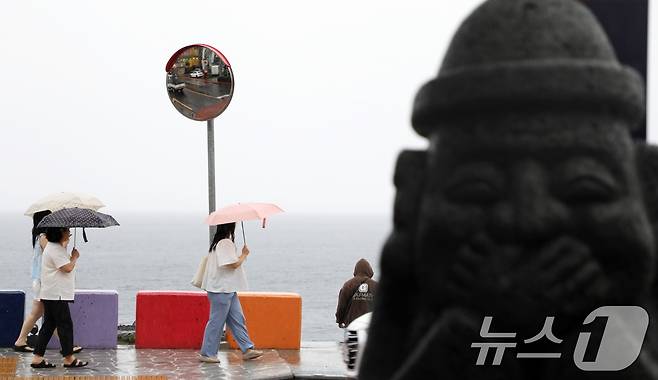 장맛비가 내린 16일 오전 관광객들이 제주시 용담해안도로를 걷고 있다. 2025.6.16/뉴스1 ⓒ News1 고동명 기자