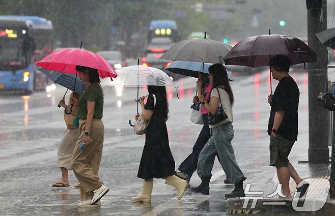 장마가 시작되며 서울 전역에 호우주의보가 내려진 20일 오전 서울 광화문네거리에서 우산을 쓴 시민들이 출근하고 있다. 2025.6.20/뉴스1 ⓒ News1 임세영 기자