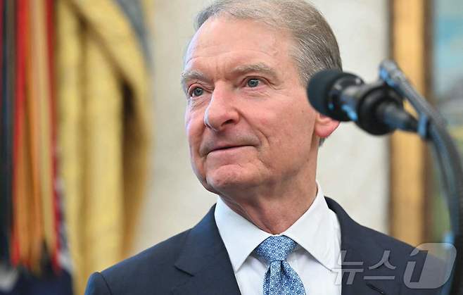 폴 앳킨스 미국 증권거래위원회(SEC) 위원장이 22일 (현지시간) 워싱턴 백악관에서 열린 취임 선서 행사서 "최우선 과제 중 하나는 합리적이며 일관되고 원칙에 입각한 접근 방식을 통해 디지털 자산에 대한 강력한 규제 기반을 마련하는 것"이라고 밝히고 있다. 2025.04.23 ⓒ AFP=뉴스1 ⓒ News1 우동명 기자