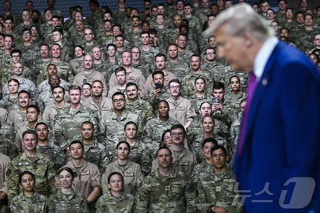 지난 5월 15일 카타르 도하 남서쪽 알 우데이드 공군기지를 찾은 도널드 트럼프 미국 대통령이 연설하기 위해 연단에 오르고 있다. 2025.5.15 ⓒ AFP=뉴스1 ⓒ News1 류정민 특파원