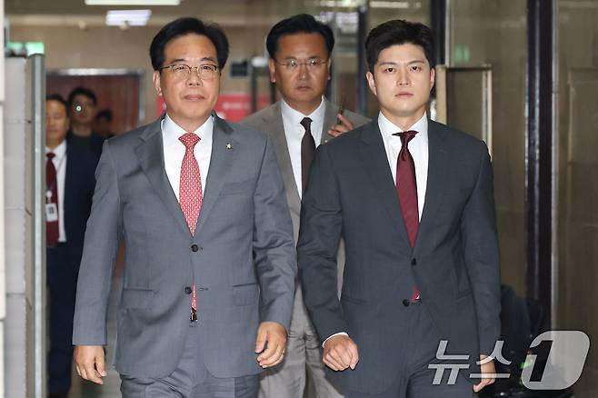 김용태 국민의힘 비상대책위원장과 송언석 원내대표가 지난 19일 오전 서울 여의도 국회에서 열린 비리백화점 이재명 정부 인사청문회 대책회의에 참석하고 있다. 2025.6.19/뉴스1 ⓒ News1 이광호 기자