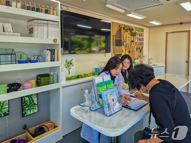 태안군 신진도 일원에서 펼쳐진 반려 식물 상담 서비스 모습. (한국수목원정원관리원 제공.재판매 및 DB금지) /뉴스1