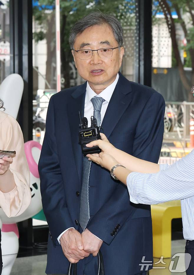 조현 외교부 장관 후보자가 24일 오전 서울 종로구 대우빌딩에 마련된 인사청문회 준비 사무실로 출근하며 취재진의 질문에 답하고 있다. 2025.6.24/뉴스1 ⓒ News1 임세영 기자