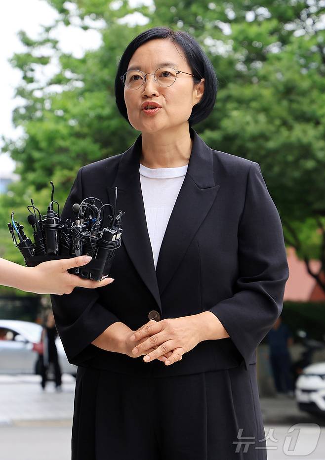 한성숙 중소벤처기업부 장관 후보자가 24일 오후 서울 영등포구 중소기업기술정보진흥원 수도권평가실 내 인사청문회 준비 사무실로 출근하며 취재진 질문에 답하고 있다. 2025.6.24/뉴스1 ⓒ News1 김진환 기자