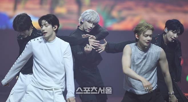 투모로우바이투게더 휴닝카이가 21일 인천 인스파이어 아레나에서 열린 제34회 서울가요대상에서 공연을 하고 있다. 인천 | 최승섭기자 thunder@sportsseoul.com