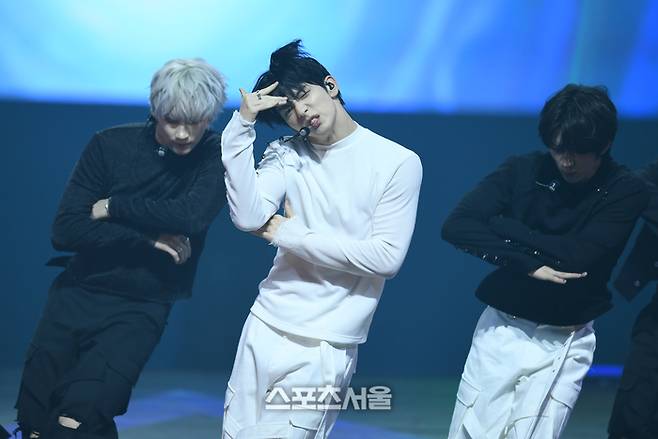 투모로우바이투게더 수빈이 21일 인천 인스파이어 아레나에서 열린 제34회 서울가요대상에서 공연을 하고 있다. 인천 | 최승섭기자 thunder@sportsseoul.com