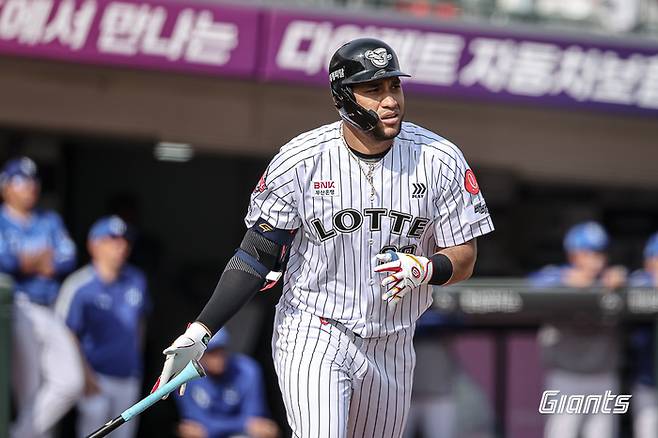 롯데 레이예스가 17일 부산 사직구장에서 열린 2025 KBO리그 삼성과 더블헤더 1차전서 스리런 홈런을 치고 타구를 바라보고 있다. 사진 | 롯데 자이언츠