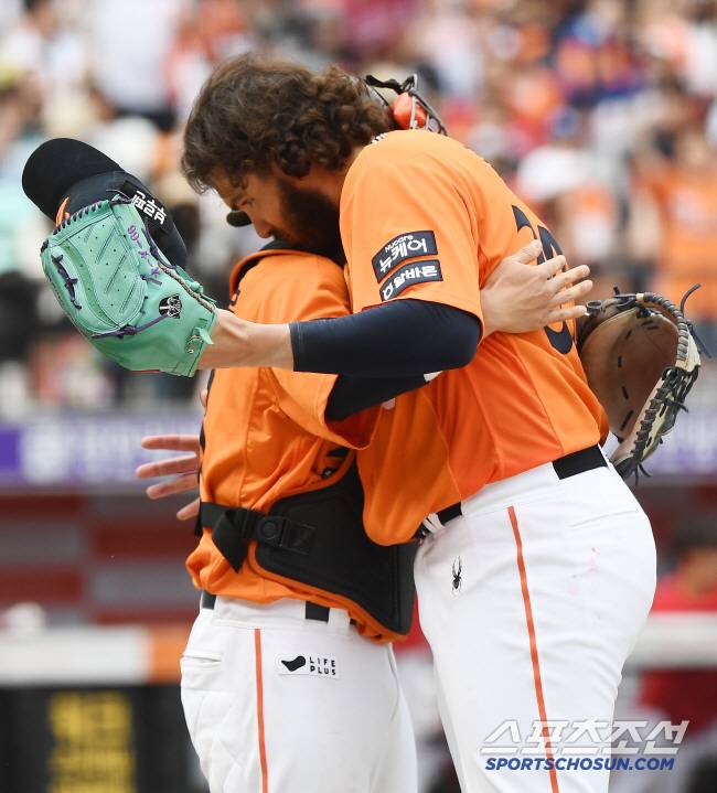 17일 대전 한화생명볼파크에서 열린 SSG-한화전. 8회까지 던지며 류현진의 17K를 넘어 18 탈삼진 신기록을 세운 폰세가 최재훈 포수와 포옹하고 있다. 대전=정재근 기자 cjg@sportschosun.com/2025..5.17/