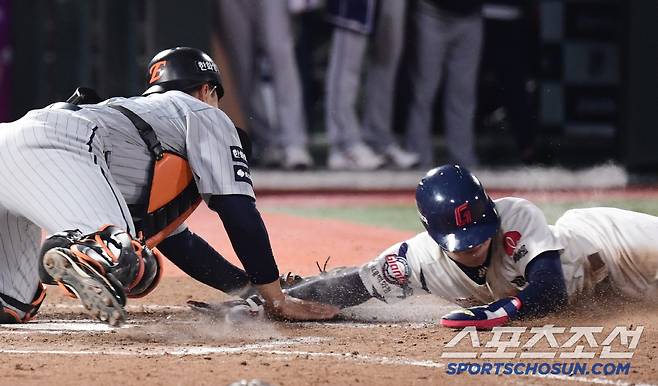 24일 부산 사직야구장에서 열린 롯데와 한화의 경기. 8회 1사 1, 3루. 정보근 외야플라이 타구 때 한화 송구 실책으로 3루주자 한태양이 득점에 성공하고 있다. 부산=송정헌 기자songs@sportschosun.com/2025.04.24/
