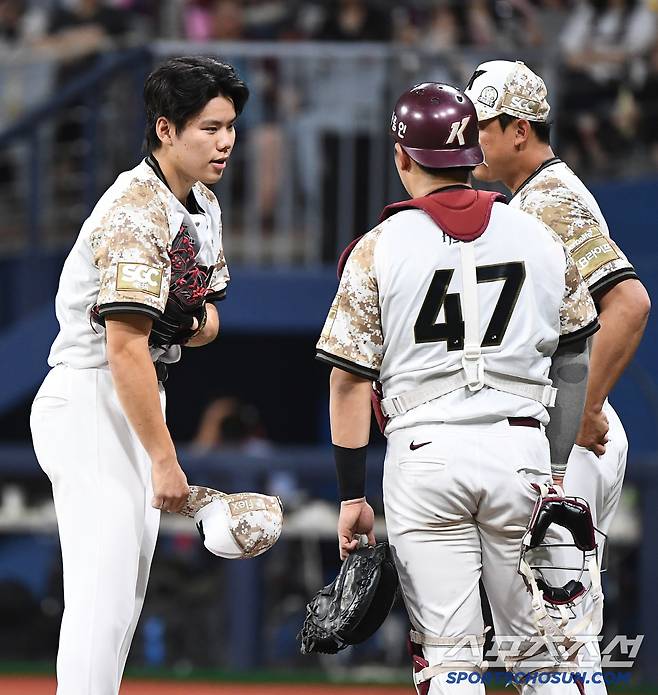 24일 서울 고척스카이돔에서 열린 KIA-키움전. 5회초 무사 만루를 허용한 김윤하가 교체되고 있다. 고척=정재근 기자 cjg@sportschosun.com/2025.6.24/