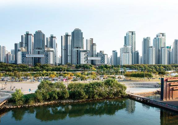 30평형대가 70억 원에 거래되며 신고가를 새로 쓴 서울 강남 신축 래미안 원베일리와 아크로리버퍼크.