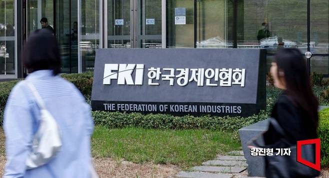 서울 여의도 한국경제인협회에서 입주사 직원들이 이동하고 있다. 강진형 기자