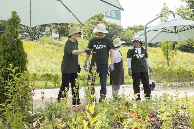 이기재 양천구청장(왼쪽 두번째)이 주민들이 가꾼 정원을 둘러보고 있다. 양천구 제공.