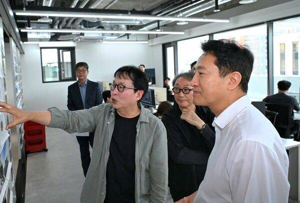 오세훈 서울 시장이 지난달 19일 우란문화재단에서 김찬중 건축가로부터 건축물에 대한 설명을 듣고 있다. 서울시 제공