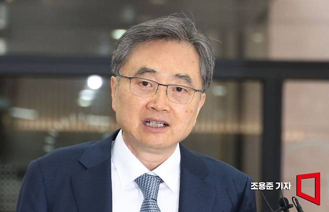 조현 외교부장관 후보자가 24일 서울 종로구 대우빌딩에 마련된 인사청문회 준비사무실에 첫 출근하며 취재진 질문에 답하고 있다. 2025.6.24 조용준 기자