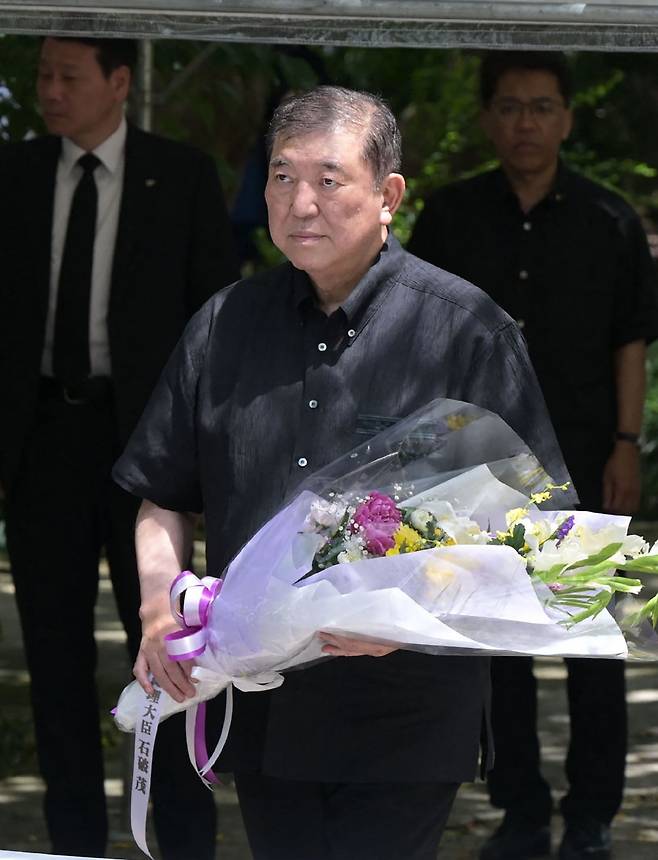 이시바 시게루 일본 총리가 23일 오키나와현 이토만에서 열린 오키나와 전투 80주년 기념식에서 히메유리 기념비에 헌화하고 있다./JIJI/ AFP 연합뉴스