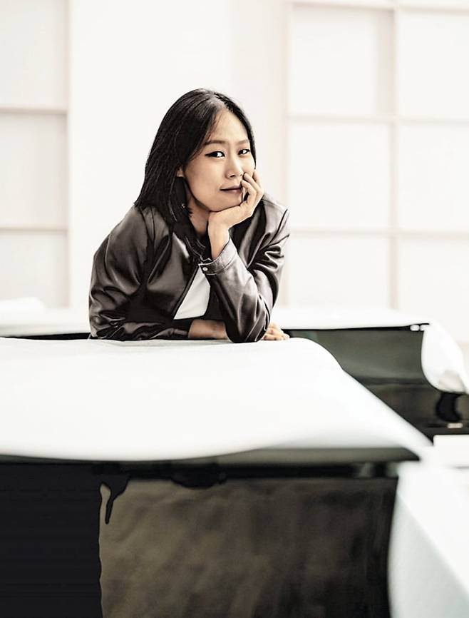 올해 탄생 150주년을 맞은 프랑스 작곡가 라벨의 피아노 협주곡 음반을 펴낸 손열음. 그는 “라벨의 ‘왼손을 위한 협주곡’은 도대체 내가 뭘하고 있는 것인지 모를 만큼 연주하면서도 힘들었다”고 토로했다./파이플랜즈